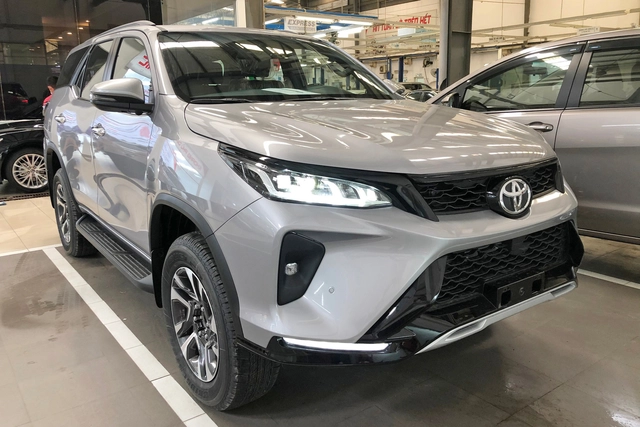 Loạt xe đua nâng cấp trang bị tại Việt Nam: Mercedes-Benz chơi lớn, Nissan vội sửa sai - Ảnh 3. Loạt xe đua nâng cấp trang bị tại Việt Nam: Mercedes-Benz chơi lớn, Nissan vội sửa sai - Ảnh 3.
