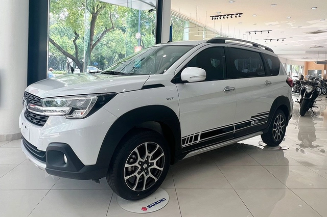 Loạt xe đua nâng cấp trang bị tại Việt Nam: Mercedes-Benz chơi lớn, Nissan vội sửa sai - Ảnh 4. Loạt xe đua nâng cấp trang bị tại Việt Nam: Mercedes-Benz chơi lớn, Nissan vội sửa sai - Ảnh 4.