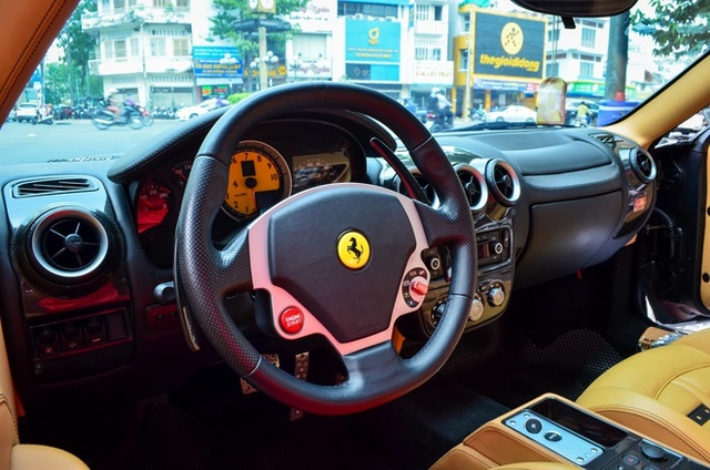 Ferrari F430 Spider lộ mặt sau thời gian dài nằm im trong garage, thân xe dán logo tiết lộ có thể tham gia hành trình siêu xe lớn sắp tới - Ảnh 3.
