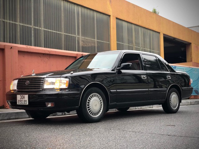 Huyền thoại một thời Toyota Crown 1998 đẹp long lanh được rao bán với giá tới 1,5 tỷ đồng, đắt hơn Camry bản cao cấp nhất - Ảnh 1. Huyền thoại một thời Toyota Crown 1998 đẹp long lanh được rao bán với giá tới 1,5 tỷ đồng, đắt hơn Camry bản cao cấp nhất - Ảnh 1.