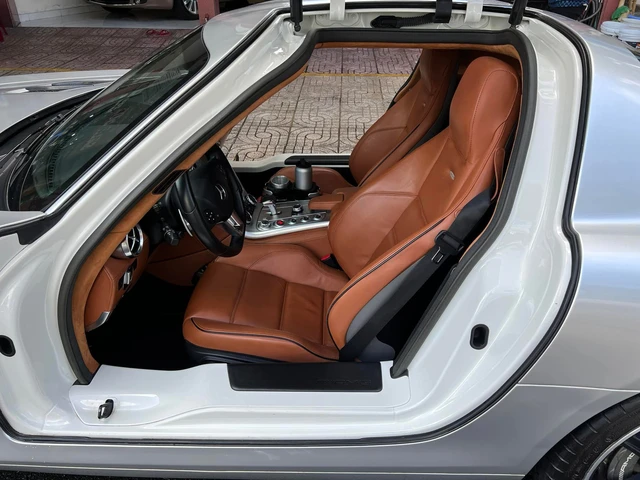Mercedes-AMG SLS đầu tiên tại Việt Nam tái xuất sau thời gian dài ở ẩn, giá mua mới gần 10 tỷ đồng - Ảnh 3. Mercedes-AMG SLS đầu tiên tại Việt Nam tái xuất sau thời gian dài ở ẩn, giá mua mới gần 10 tỷ đồng - Ảnh 3.