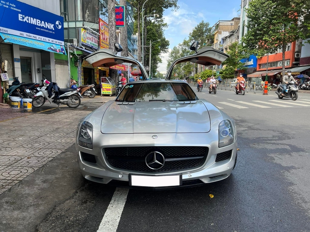 Mercedes-AMG SLS đầu tiên tại Việt Nam tái xuất sau thời gian dài ở ẩn, giá mua mới gần 10 tỷ đồng - Ảnh 1. Mercedes-AMG SLS đầu tiên tại Việt Nam tái xuất sau thời gian dài ở ẩn, giá mua mới gần 10 tỷ đồng - Ảnh 1.