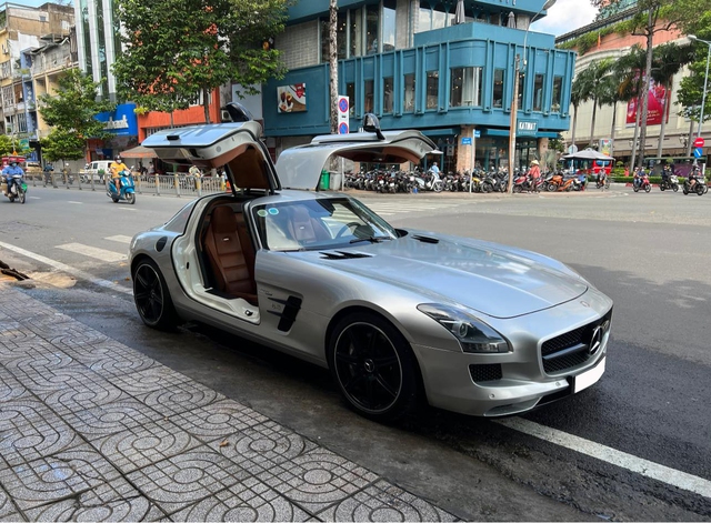 Mercedes-AMG SLS đầu tiên tại Việt Nam tái xuất sau thời gian dài ở ẩn, giá mua mới gần 10 tỷ đồng - Ảnh 4. Mercedes-AMG SLS đầu tiên tại Việt Nam tái xuất sau thời gian dài ở ẩn, giá mua mới gần 10 tỷ đồng - Ảnh 4.