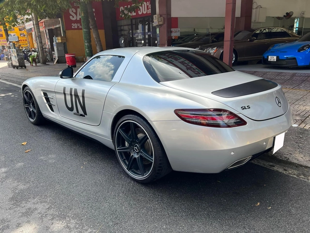 Mercedes-AMG SLS đầu tiên tại Việt Nam tái xuất sau thời gian dài ở ẩn, giá mua mới gần 10 tỷ đồng - Ảnh 2. Mercedes-AMG SLS đầu tiên tại Việt Nam tái xuất sau thời gian dài ở ẩn, giá mua mới gần 10 tỷ đồng - Ảnh 2.