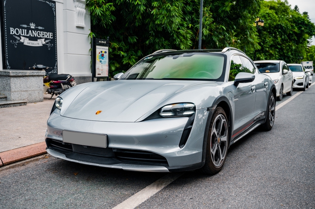 Porsche Taycan Cross Turismo đầu tiên Việt Nam - Xe điện có thể offroad cho giới nhà giàu - Ảnh 1. Porsche Taycan Cross Turismo đầu tiên Việt Nam - Xe điện có thể offroad cho giới nhà giàu - Ảnh 1.