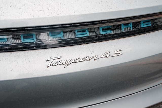Porsche Taycan Cross Turismo đầu tiên Việt Nam - Xe điện có thể offroad cho giới nhà giàu - Ảnh 7. Porsche Taycan Cross Turismo đầu tiên Việt Nam - Xe điện có thể offroad cho giới nhà giàu - Ảnh 7.