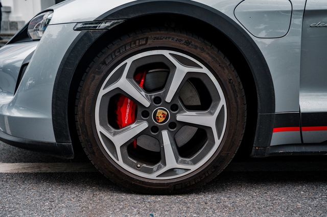 Porsche Taycan Cross Turismo đầu tiên Việt Nam - Xe điện có thể offroad cho giới nhà giàu - Ảnh 4. Porsche Taycan Cross Turismo đầu tiên Việt Nam - Xe điện có thể offroad cho giới nhà giàu - Ảnh 4.