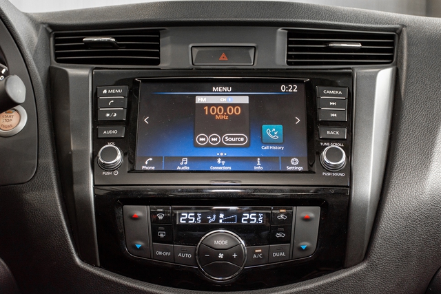 Nissan Navara 2022 về đại lý tại Việt Nam: Động cơ mới, trang bị giữ nguyên, giá dự kiến tăng nhẹ - Ảnh 7. Nissan Navara 2022 về đại lý tại Việt Nam: Động cơ mới, trang bị giữ nguyên, giá dự kiến tăng nhẹ - Ảnh 7.