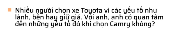 Chốt Toyota Camry trong 15 phút, Giám đốc 8X đánh giá: ‘Ngồi sau sướng thật, cầm vô lăng còn bất ngờ hơn’ - Ảnh 14.