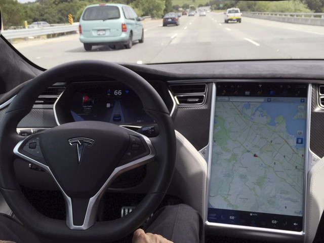 Tesla bị khách hàng chỉ trích vì tự ý cắt bớt tính năng trên xe cũ - Ảnh 2.