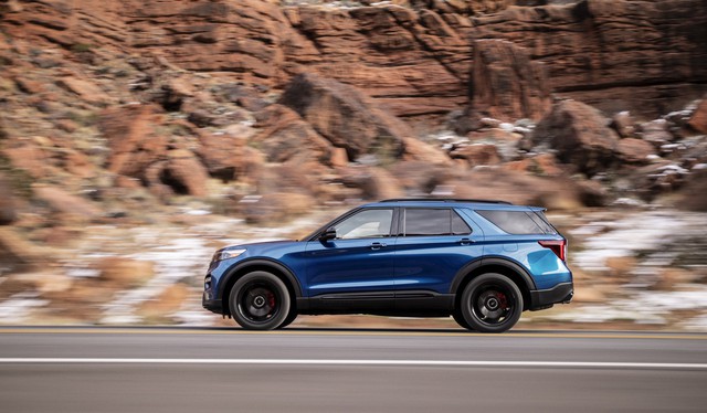 Ford Explorer hiệu suất cao chuẩn bị cắt trang bị, giảm giá bán nhưng vẫn gây tranh cãi - Ảnh 2.