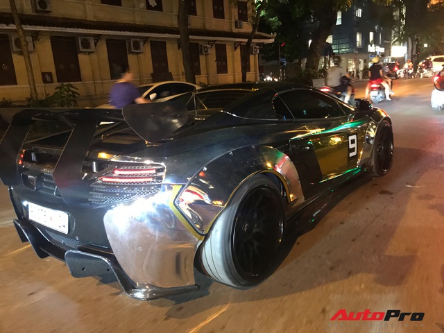Đại gia Dương Kon chở con đi dạo phố Hà Nội bằng siêu xe McLaren 650S Spider Liberty Walk độc nhất Việt Nam - Ảnh 7.