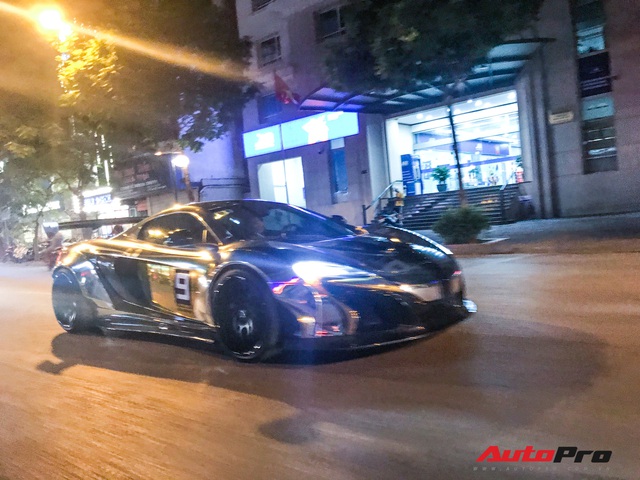 Đại gia Dương Kon chở con đi dạo phố Hà Nội bằng siêu xe McLaren 650S Spider Liberty Walk độc nhất Việt Nam - Ảnh 2.