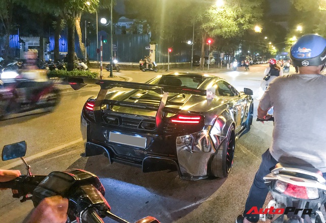 Đại gia Dương Kon chở con đi dạo phố Hà Nội bằng siêu xe McLaren 650S Spider Liberty Walk độc nhất Việt Nam - Ảnh 6.