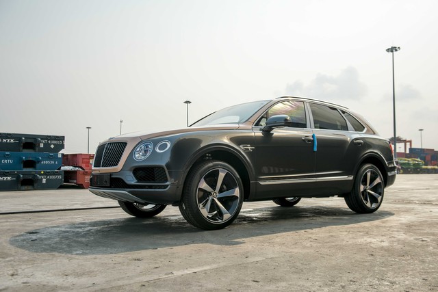 Sau hơn 1 năm tậu về, Hoàng Kim Khánh ra biển số Bentley Bentayga V8 bản kỷ niệm 100 năm đầu tiên Việt Nam, cặp số gánh siêu lộc - Ảnh 7.