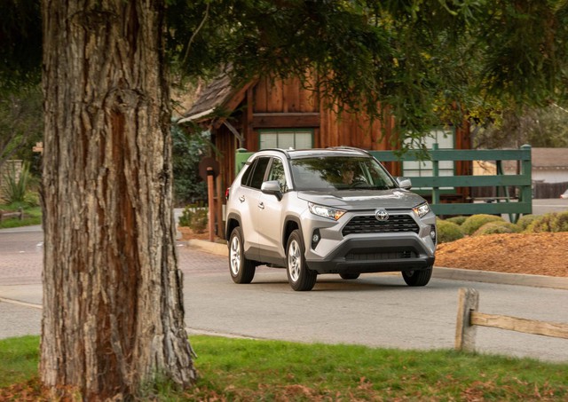 Nissan và nước đi ‘khó đỡ’: Cho khách chạy thử Toyota RAV4 để bán X-Trail - Ảnh 1.