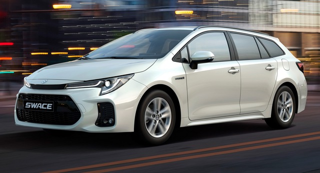 Suzuki Swace gây sốc khi đắt hơn bản gốc Toyota Corolla - Ảnh 1.