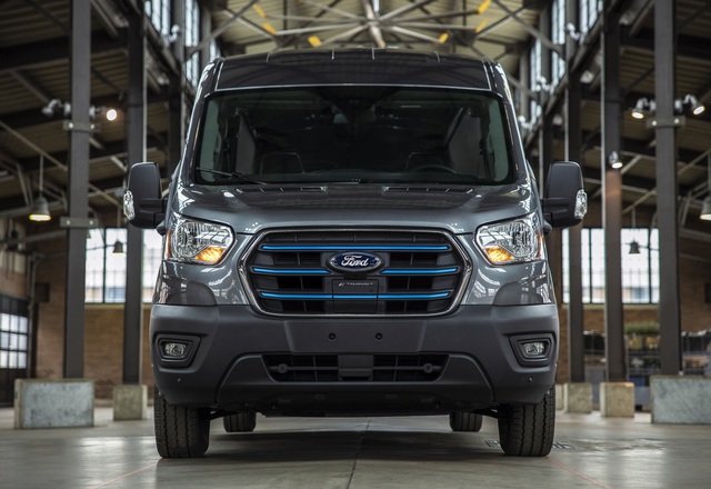 Vua doanh số Ford Transit ra mắt bản thuần điện: Giá quy đổi từ 1 tỷ đồng, chạy tối đa 202km - Ảnh 2.