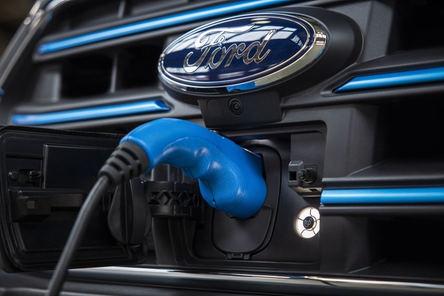 Vua doanh số Ford Transit ra mắt bản thuần điện: Giá quy đổi từ 1 tỷ đồng, chạy tối đa 202km - Ảnh 3.