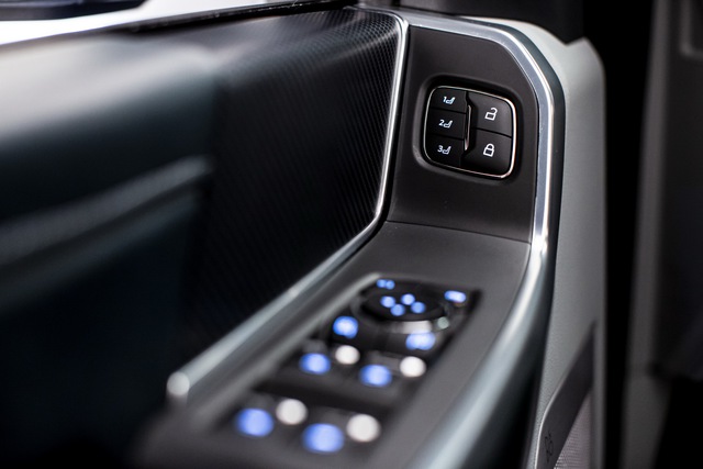 Ngồi sau bán tải mà ngỡ Maybach với ghế siêu tiện nghi của Ford F-150 - Ảnh 2.