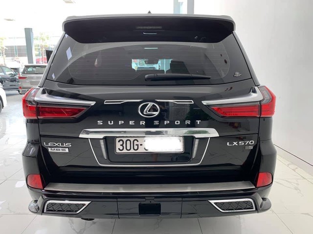 Sau 5.000km chạy lướt, Lexus LX 570 MBS hiếm hoi vẫn giữ giá gần 10 tỷ đồng - Ảnh 2.