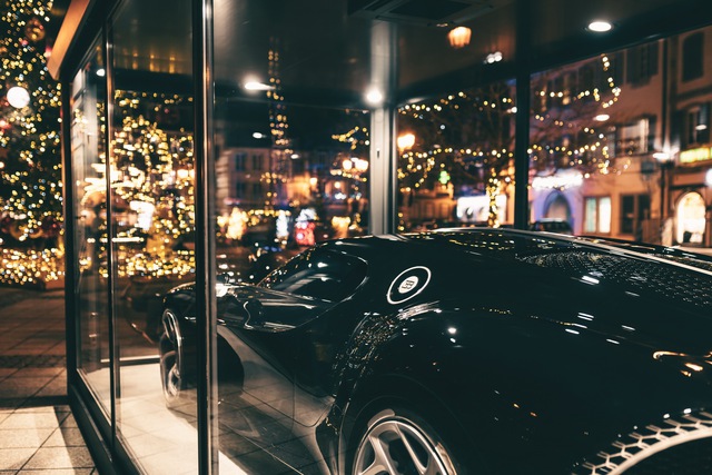 Siêu xe Bugatti La Voiture Noire được đóng hộp đón Giáng sinh, cách làm gợi liên tưởng tới VinFast President - Ảnh 4.