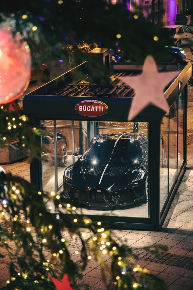 Siêu xe Bugatti La Voiture Noire được đóng hộp đón Giáng sinh, cách làm gợi liên tưởng tới VinFast President - Ảnh 1.