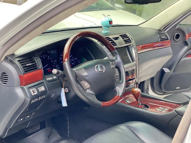 Chạy chỉ 49.000km, hàng hiếm Lexus LS 600h L đã xuống giá ngang tiền lăn bánh Toyota Camry 2020 - Ảnh 5.