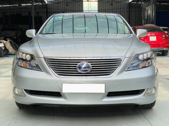 Chạy chỉ 49.000km, hàng hiếm Lexus LS 600h L đã xuống giá ngang tiền lăn bánh Toyota Camry 2020 - Ảnh 3.