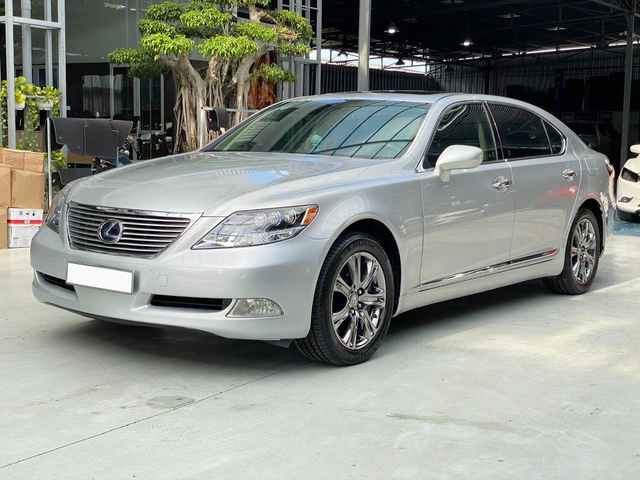 Chạy chỉ 49.000km, hàng hiếm Lexus LS 600h L đã xuống giá ngang tiền lăn bánh Toyota Camry 2020 - Ảnh 1.