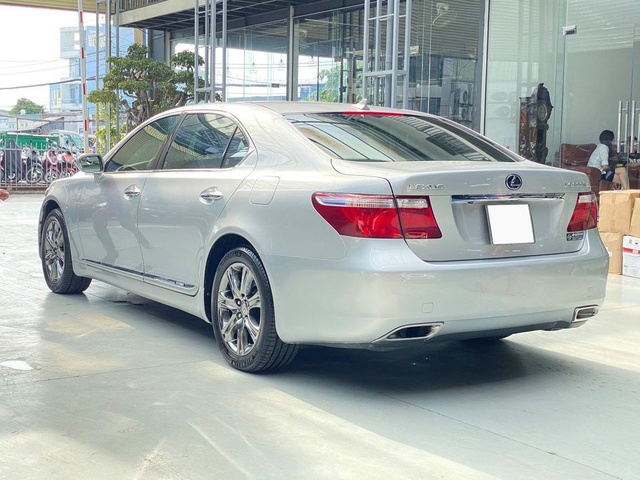 Chạy chỉ 49.000km, hàng hiếm Lexus LS 600h L đã xuống giá ngang tiền lăn bánh Toyota Camry 2020 - Ảnh 4.