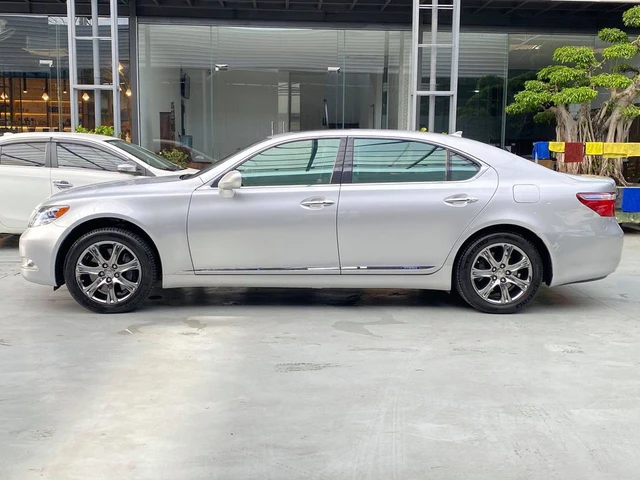 Chạy chỉ 49.000km, hàng hiếm Lexus LS 600h L đã xuống giá ngang tiền lăn bánh Toyota Camry 2020 - Ảnh 2.