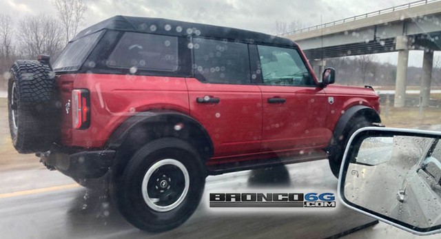 Ford Bronco mui mềm lộ diện lần đầu tiên - Ảnh 1.