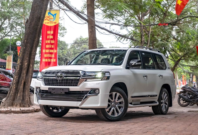 Toyota Land Cruiser VXS Executive Lounge 2021 đầu tiên Việt Nam có gì để thuyết phục nhà giàu Việt xuống tiền hơn 6 tỷ đồng? - Ảnh 8.