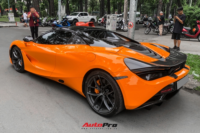 Nữ ca sĩ Đoàn Di Băng lần đầu cầm lái siêu xe McLaren 720S Spider chồng tặng lên phố - Ảnh 8.