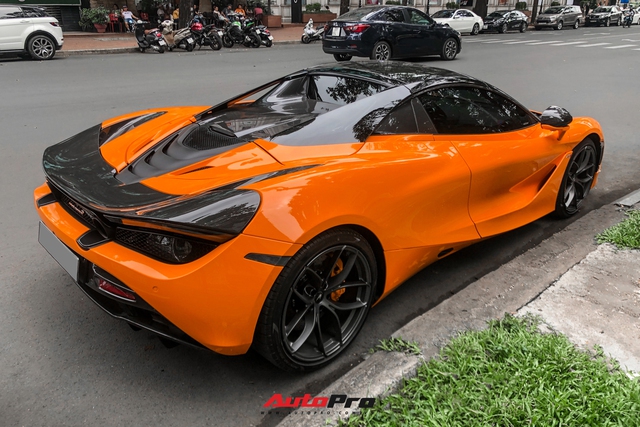 Nữ ca sĩ Đoàn Di Băng lần đầu cầm lái siêu xe McLaren 720S Spider chồng tặng lên phố - Ảnh 9.