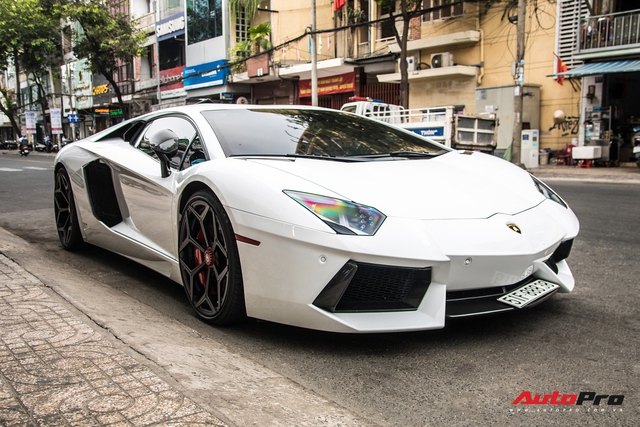 Vừa đón Tết Hà Nội xong, Lamborghini Aventador pô to nhất Việt Nam bất ngờ xuất hiện trên phố Sài Gòn - Ảnh 3.