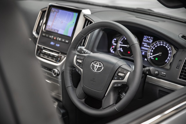 Toyota Land Cruiser ra mắt bản đặc biệt như xe sang, vẫn lười không tung thế hệ mới - Ảnh 2.