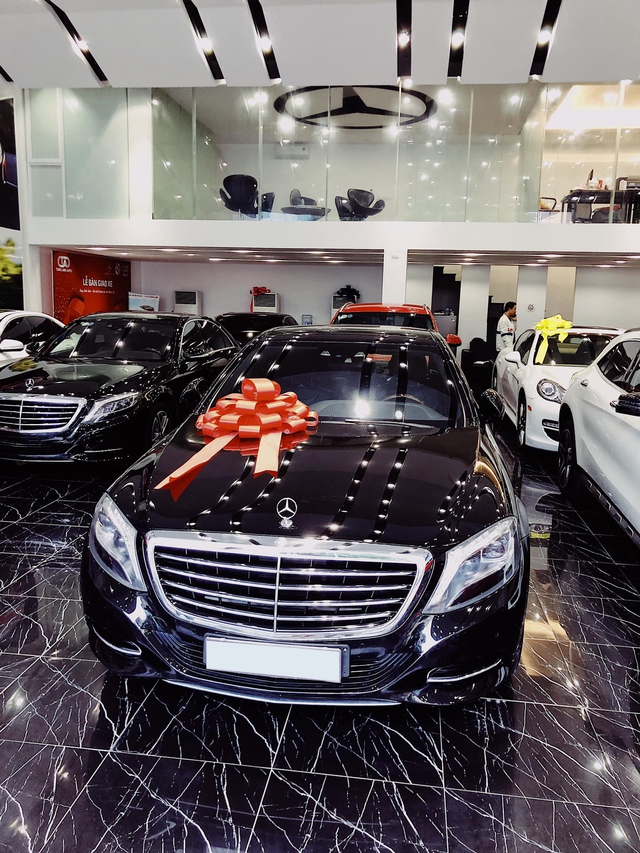 Kỷ niệm 15 năm cuộc hẹn đầu tiên, đại gia Hà Nội chi 2,4 tỷ đồng tậu Mercedes-Benz S 400 tặng vợ ngày Valentine - Ảnh 3.