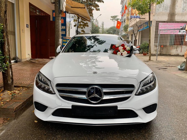Chồng nhà người ta: Mua Mercedes-Benz C 200 gần 1,5 tỷ tặng vợ dịp Valentine, nhất định chọn màu vợ thích và ‘ship’ đến tận cửa nhà để tạo bất ngờ - Ảnh 4.
