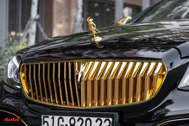 Chủ nhân chi 3 tỷ đồng mạ vàng Mercedes-Benz E 300 AMG tại Sài Gòn: 1 năm thi công, 30 nghệ nhân thực hiện, nội thất đính kim cương - Ảnh 4.