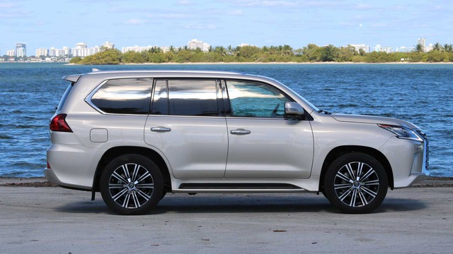 Đại lý van nài Lexus làm mới LX570 đấu Cadillac Escalade nhưng vẫn nhận được sự im lặng lạnh lùng - Ảnh 1.