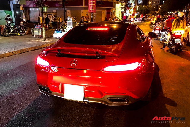 Mercedes-AMG GT S màu đỏ từng của doanh nhân Nguyễn Quốc Cường bất ngờ xuất hiện trên phố Sài Gòn - Ảnh 1.