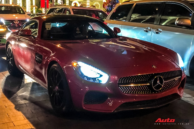 Mercedes-AMG GT S màu đỏ từng của doanh nhân Nguyễn Quốc Cường bất ngờ xuất hiện trên phố Sài Gòn - Ảnh 3.
