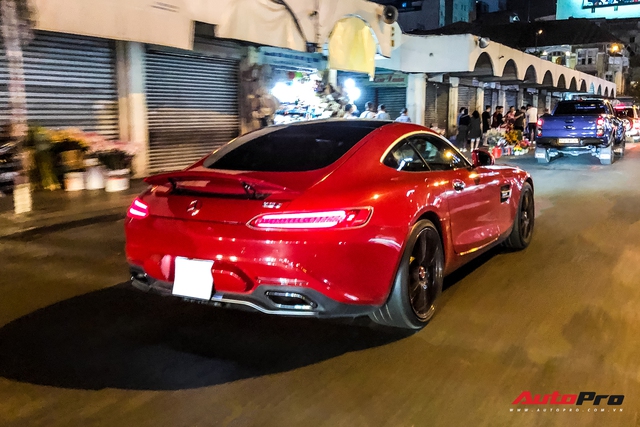 Mercedes-AMG GT S màu đỏ từng của doanh nhân Nguyễn Quốc Cường bất ngờ xuất hiện trên phố Sài Gòn - Ảnh 5.
