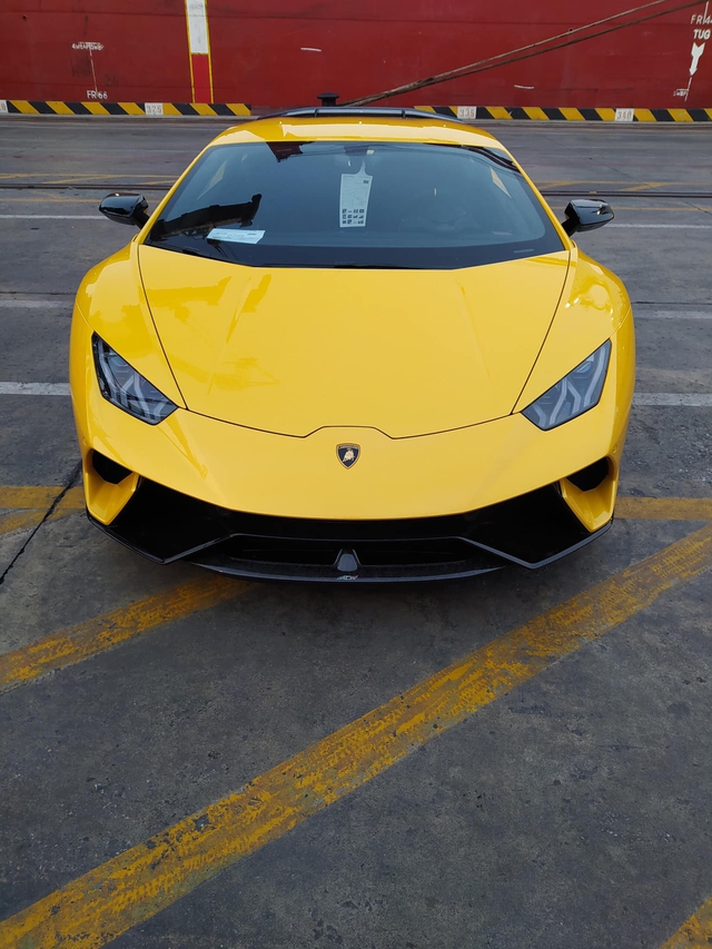 Lamborghini Huracan Performante đầu tiên cập cảng Việt Nam với giá đồn đoán hơn 33 tỷ đồng - Ảnh 1.