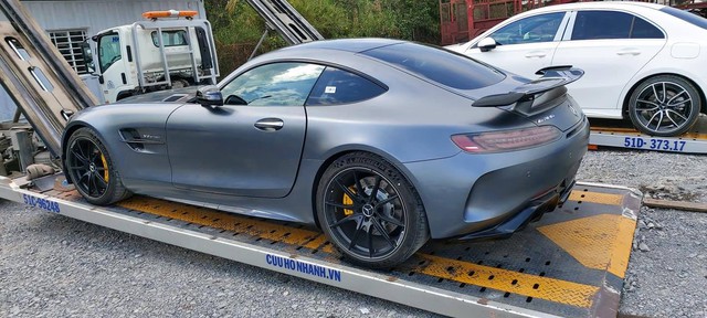 Siêu xe Mercedes-AMG GT R đầu tiên về Việt Nam, riêng màu sơn tốn tiền bằng cả chiếc Honda SH - Ảnh 1.