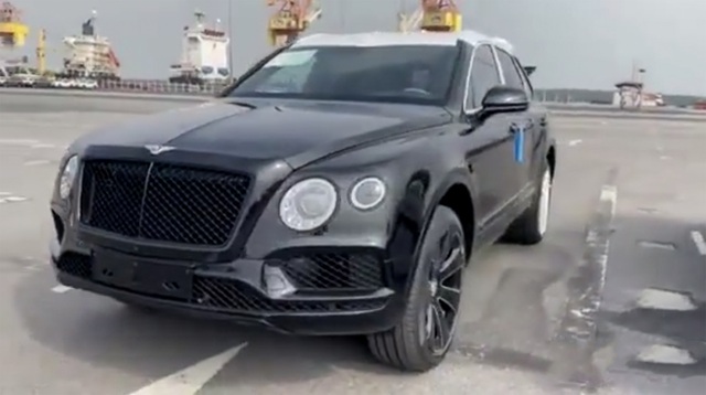 Hàng khủng Bentley Bentayga V8 Design Series đầu tiên cập bến Việt Nam - Ảnh 1.