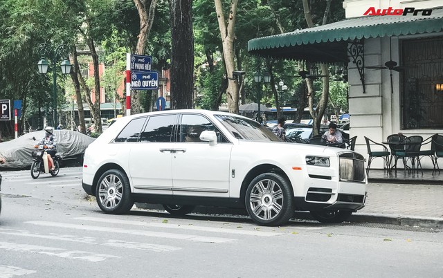 Mới chạy 2.000 km, Rolls-Royce Cullinan có giá bán lại rẻ hơn 20 tỷ so với giá mua mới - Ảnh 1.