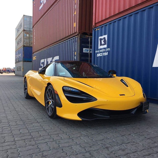 McLaren 720S Spider thứ 2 Việt Nam lần đầu lộ diện ‘trần trụi’ tại cảng - Ảnh 1.